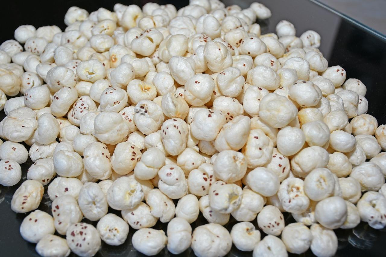 Raw Makhana 6+ Suta Close Up